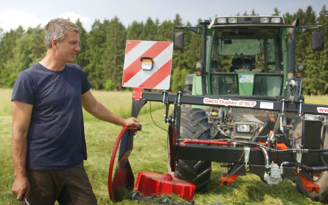 Landwirt vor Messerbalkenmähwerk